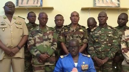 Depuis mercredi 26 juillet, Mohamed Bazoum, le président du Niger, est séquestré dans sa résidence officielle par des membres de la garde présidentielle. Ce nouveau coup d'État pose de nombreuses questions, alors que 1 500 soldats français sont présents sur le territoire. (FRANCEINFO)