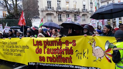 &nbsp; (Une centaine d'élus et habitants de Seine-Saint-Denis ont manifesté samedi devant l'Assemblée nationale © Radio France / Sandrine EtoaAndegue)