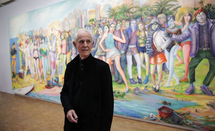 Martial Raysse au Centre Pompidou, devant sa peinture "Ici plage, comme ici-bas" (2012)
 (photo Christophe Morin / IP3 Press / MaxPPP)