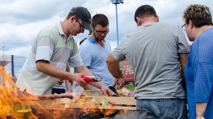 Des agriculteurs font un barbecue lors d'un barrage d'&eacute;leveurs, &agrave; Caen (Calvados),&nbsp;le 22 juillet 2015. (FREDERIC BOCE / CITIZENSIDE.COM)