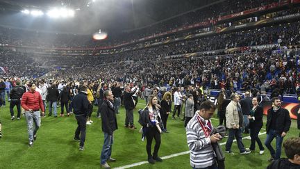 Des supporters sur la pelouse du Parc OL, le 13 avril 2017 à Décines (Rhône). (PHILIPPE DESMAZES / AFP)