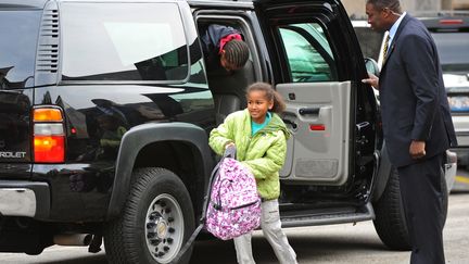 13 novembre 2008. Sasha et Malia sont escortées jusqu'à leur école, à Chicago.&nbsp; (AMANDA RIVKIN / GETTY IMAGES NORTH AMERICA)