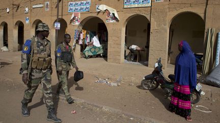 Des soldats maliens patrouillent dans les rues de Gao (Mali), le 25 juillet 2013. (REBECCA BLACKWELL / AP / SIPA)