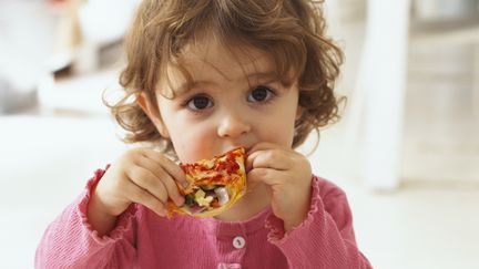 Manger avec ses doigts serait un des facteurs qui r&eacute;duiraient les risques d'ob&eacute;sit&eacute; selon une &eacute;tude britannique publi&eacute;e dans le "British Medical Journal". (DAVE KING / GETTY IMAGES)