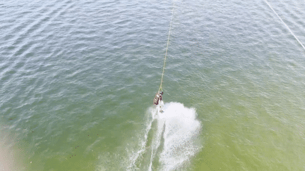 Dans le Lot, un projet de téléski nautique fait polémique. Une entreprise souhaite y installer un circuit automatisé, ce qui suscite l'indignation des riverains qui dénoncent les nuisances et les répercussions sur l'environnement.