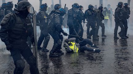 Un "gilet jaune" se fait interpeller par les forces de l'ordre près de la Place de l'étoile à Paris, samedi 1er décembre 2018. (BENOIT DURAND / HANS LUCAS)