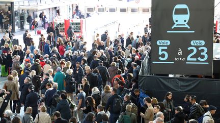 Des voyageurs en gare de Lyon, vendredi 18 octobre 2018 à Paris, lors d'un mouvement de grève surprise.&nbsp; (DELPHINE GOLDSZTEJN / MAXPPP)