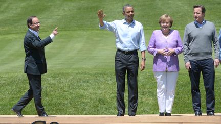 Fran&ccedil;ois Hollande lors de la photo finale du G8, aux c&ocirc;t&eacute;s de Barack Obama, Angela Merkel, et David Cameron, le 19 mai 2012 &agrave; Camp David. (MANDEL NGAN / AFP)