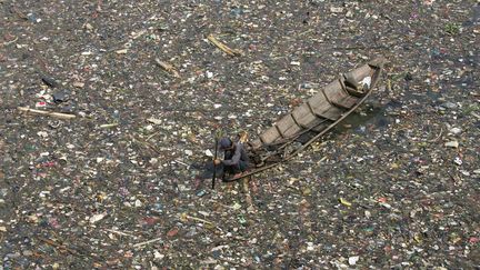 En Indon&eacute;sie, plus de 500 000 personnes sont expos&eacute;es aux produits chimiques (plomb, cadmium, chrome, pesticides) rejet&eacute;s dans le fleuve Citarum pr&egrave;s de Jakarta, et plus de&nbsp;cinq millions indirectement. (DADANG TRI / REUTERS)