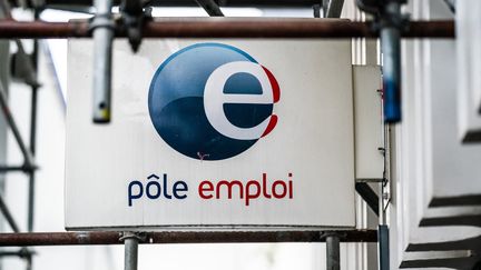 Le logo de&nbsp;Pôle Emploi à Paris, le 3 décembre 2021. (XOSE BOUZAS / HANS LUCAS)