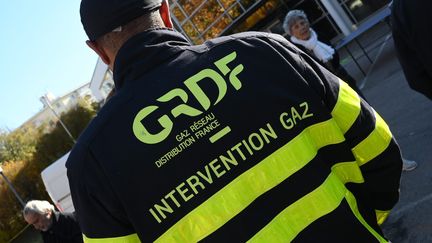 Contre la réforme des retraites, de véritables opérations masquées : les agents d'Enedis, responsables des compteurs électriques, ou GRDF pour le gaz, agissent anonymement. (MICHEL CLEMENTZ / MAXPPP)