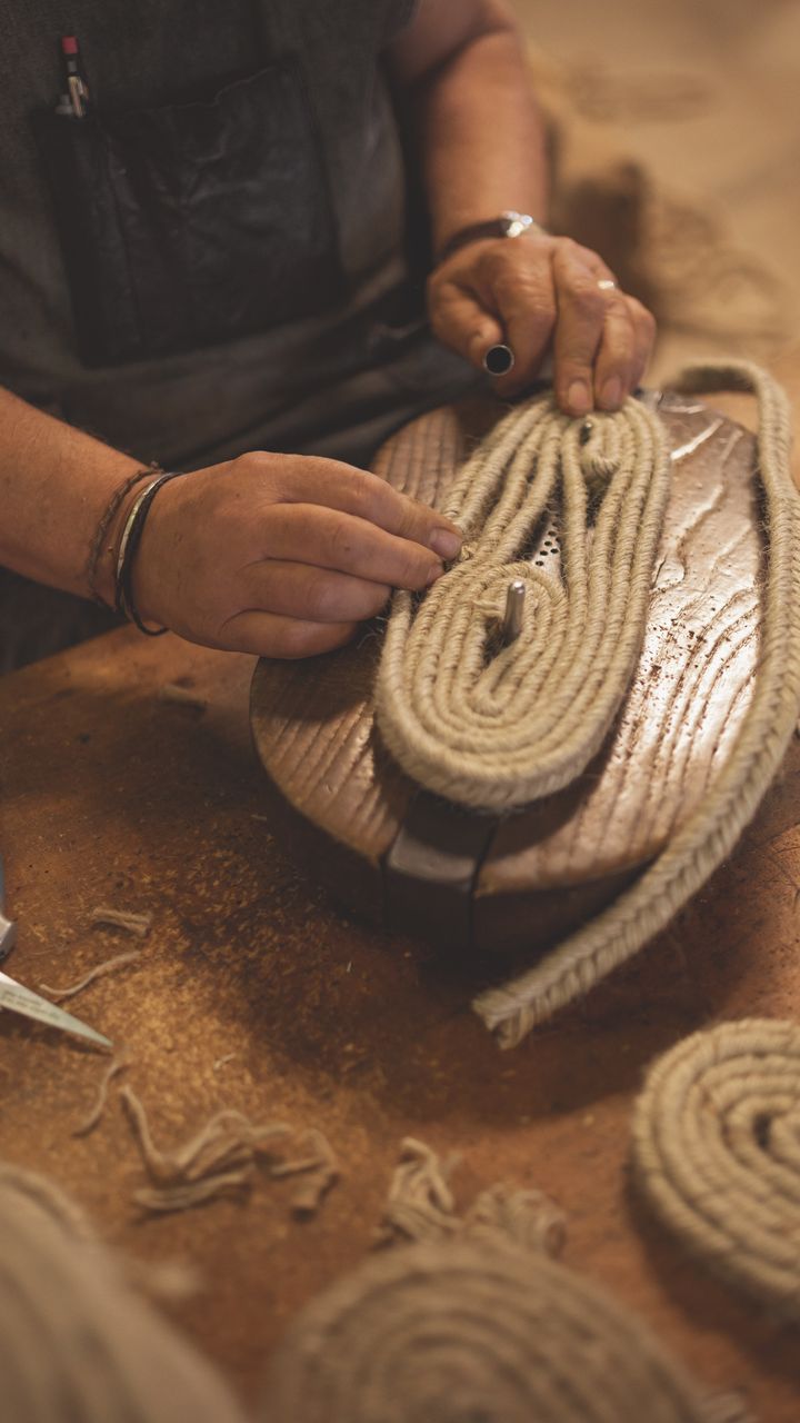 Espadrilles Philippe Zorzetto réalisées dans un atelier de Mauléon au Pays Basque en France (MARIE MONTIBERT)