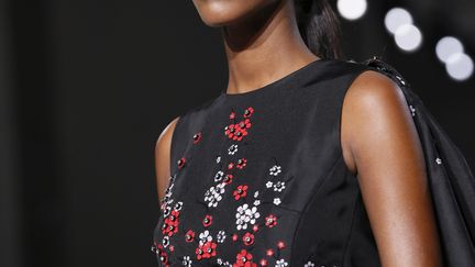 Giambattista Valli a présenté une collection aux accents ultra féminins.Le couturier italien fait bouillonner le tulle délicat pour de longues robes de bal. Le jour, les jupons de tulle se superposent sur les pantalons et la voilette délicate revient. Des tuniques longues se rehaussent de motifs floraux pailletés ou, nettement plus audacieux, de broderies fluo vert ou orange. Pour une visite chez Tiffany avant un tea time, des robes évasées aux motifs fleuris sont idéales. Pour un cocktail ou une fête, un tailleur court strassé fait sensation, tout comme la mariée sous son manteau de cour en boa de plumes.
 
 (PATRICK KOVARIK / AFP)