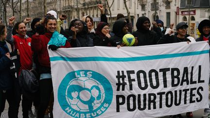 Le collectif des Hijabeuses manifeste à Paris, le 26 janvier 2022. (SARAH WITT / HANS LUCAS / AFP)