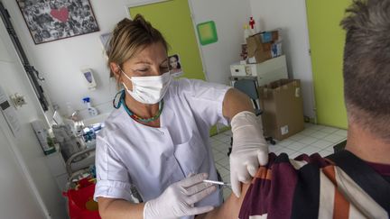 Un homme se fait injecter le vaccin Imvanex&nbsp;contre la variole du singe, le 10 août 2022, à Marseille.&nbsp; (MAXPPP)