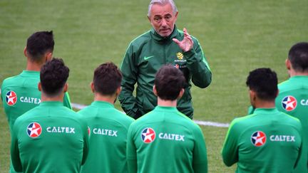 Bert Van Marwijk, le nouveau sélectionneur de l'Australie, avec ses troupes (SAEED KHAN / AFP)