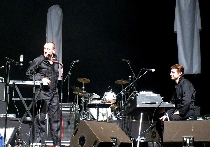 Médéric Collignon et Paul Brousseau, au Fender Rhodes, dans l'un des rares moments où la scène a été éclairée.
 (Annie Yanbékian)