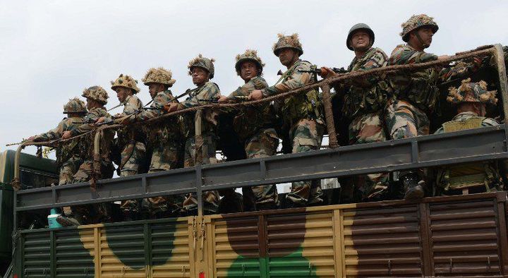 Militaires dans les rues Ahmedabad (Etat du Gujarat) en Inde le 27 août 2015 (AFP PHOTO / Sam PANTHAKY)