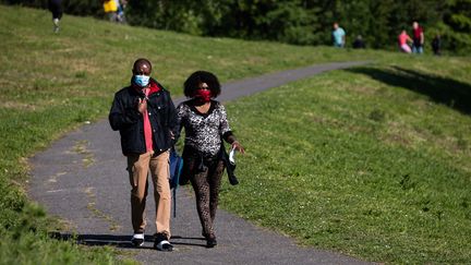 Un couple se promène au parc de la Courneuve (Seine-Saint-Denis) après le déconfinement. (ALEXIS SCIARD  / MAXPPP)