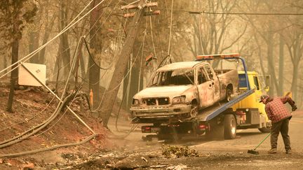 Des voitures carbonisées sont enlevées après l'incendie de forêt à Paradise, en Californie (Etats-Unis), le 12 novembre 2018. (Josh Edelson / AFP)