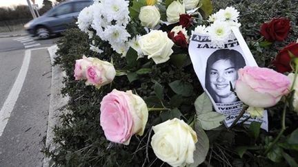 Des fleurs et une photo de Laetitia Perrais déposés aux abords du pont de Saint Nazaire (AFP/JEAN-SEBASTIEN EVRARD)