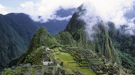 Le sanctuaire historique de Machu Picchu, construit à&nbsp;2430 m d'altitude au milieu d'une forêt tropicale du Pérou désormais menacée par l'exploitation forestière,&nbsp;est devenu un site protégé par l'Unesco en&nbsp;1983. (SUDRES JEAN-DANIEL / HEMIS.FR / AFP)