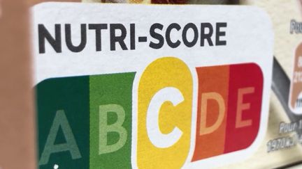 Selon une étude européenne, les nouvelles exigences du Nutri-Score sont un succès pour la santé des consommateurs. Mais certains groupes de l'agro-alimentaire ne voient pas les choses du même oeil. (France 2)