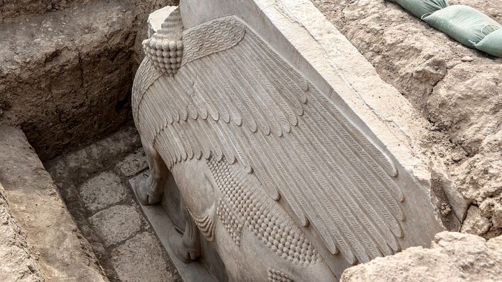 Un lamassu, taureau ailé assyrien en albâtre, a été dévoilé en Irak lors d'une mission menée par un archéologue français. (ZAID AL-OBEIDI / AFP)