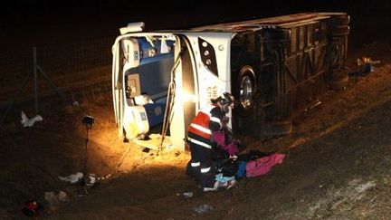 Le car de passagers britanniques, qui s'est renvers&eacute; le 19 f&eacute;vrier, transportait au total 47 personnes. (FRANCOIS NASCIMBENI / AFP)