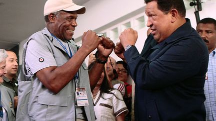 Le pr&eacute;sident v&eacute;n&eacute;zu&eacute;lien Hugo Chavez (D) plaisante avec l'acteur am&eacute;ricain Danny Glover avant de voter &agrave; Caracas (Venezuela), le 7 octobre 2012. (PRESIDENCIA / AFP)