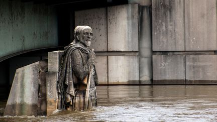 Le Zouave du pont de l'Alma est en partie immerg&eacute; dans la Seine en crue, &agrave; Paris, le 4 juin 2016. (DENIS PREZAT / CITIZENSIDE / AFP)