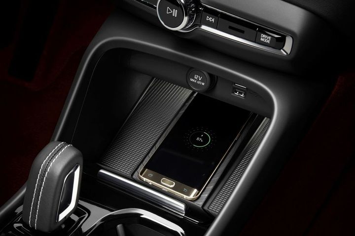 Un espace plat pour poser son smartphone et pouvoir le recharger. (VOLVO)