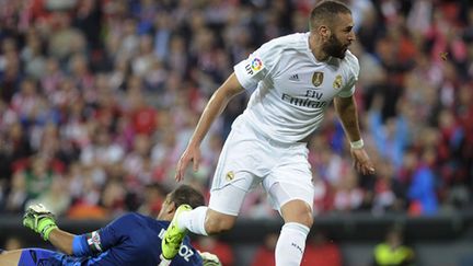 Karim Benzema laisse le gardien de but à terre