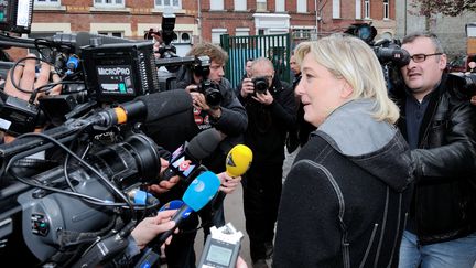 Marine Le Pen &agrave; la sortie de son bureau de vote &agrave; H&eacute;nin-Beaumont (Pas-de-Calais), le 6 mai 2012. (DENIS CHARLET / AFP)