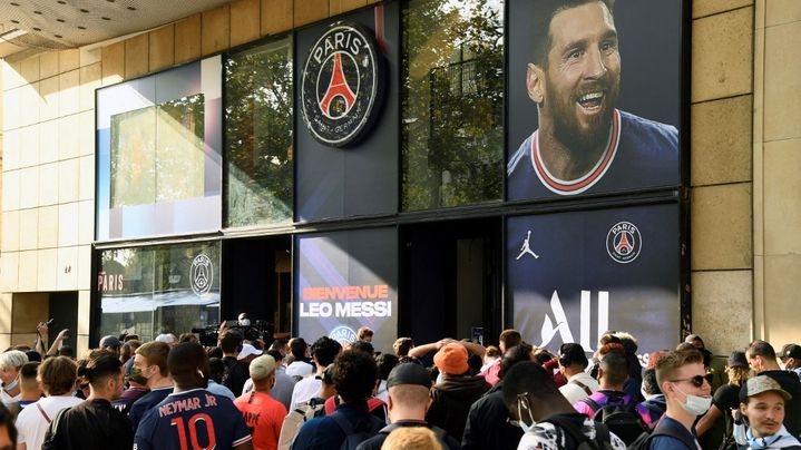 Les fans du PSG devant la boutique officielle du club sur les Champs-Elysées au lendemain de l'annonce de la signature de Lionel Messi, le 11 août 2021. (BERTRAND GUAY / AFP)