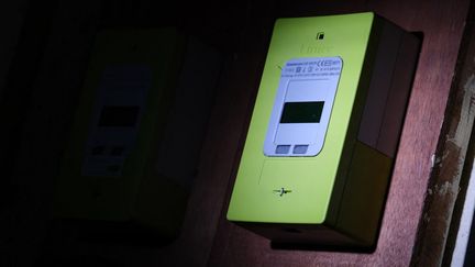 Un compteur Linky installé dans une habitation à Clermont-Ferrand (Auvergne), le 12 décembre 2024. (MAXIME FRAISSE / HANS LUCAS / AFP)