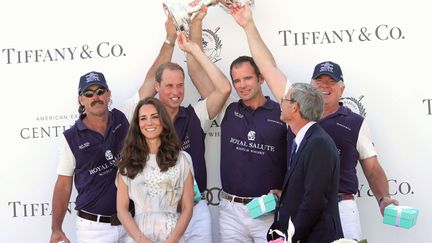 Kate Middleton f&ecirc;te la victoire de son mari, le prince William, lors d'une comp&eacute;tition de polo &agrave; Santa Barbara (Californie), le 9 juillet 2011. (ALEX J. BERLINER / AP / SIPA)