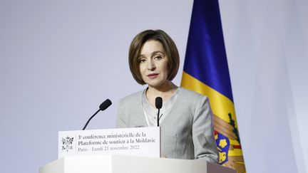 La présidente moldave Maia Sandu prononce un discours lors d'une conférence à Paris, le 21 novembre 2022. (YOAN VALAT / POOL / AFP)