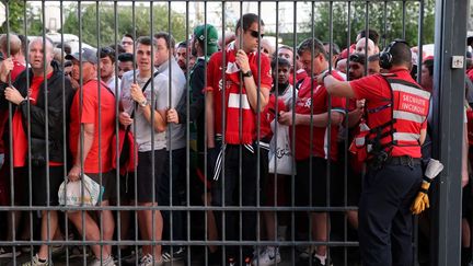 Des supporters de Liverpool bloqués à l'extérieur du Stade de France, le 28 mai 2022 à Saint-Denis (Seine-Saint-Denis). (THOMAS COEX / AFP)