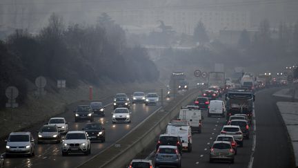 Un bouchon à Lyon (Rhône) lors d'un épisode de pollution, le 24 janvier 2017. (PHILIPPE DESMAZES / AFP)