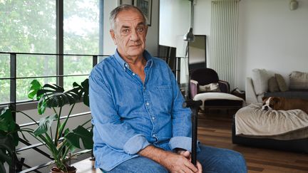 Antoine Mesnier, médecin atteint de la maladie de Charcot, pose dans sa maison de Bordeaux, le 3 octobre 2023. (YANN THOMPSON / FRANCEINFO)