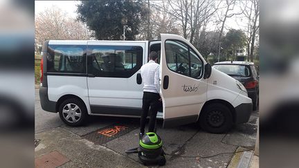 Alexandre a exécuté des tâches d'entretien lors de ses deux semaines de travaux d'intérêt généraux au sein de Tisséo. (MATHILDE LEMAIRE / RADIO FRANCE)