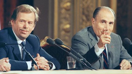 Vaclav Havel au c&ocirc;t&eacute; du pr&eacute;sident fran&ccedil;ais Fran&ccedil;ois Mitterrand, lors d'une conf&eacute;rence de presse au palais de l'Elys&eacute;e, le 20 mars 1990, au sujet de la r&eacute;unification de l'Allemagne. (JEAN-LOUP GAUTREAU / AFP PHOTO)