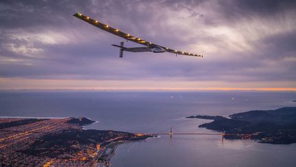 L'avion "Solar Impulse 2", le 23 avril 2016 au-dessus du Golden Gate de San Francisco (Etats-Unis). (JEAN REVILLARD / SOLAR IMPULSE 2 / AFP)