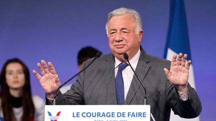 Le président du Sénat français Gérard Larcher prononce un discours lors du meeting de campagne de la présidente du conseil régional d'Ile-de-France et candidate à la présidence Les Républicains (LR), Valérie Pecresse, au parc des expositions de la Porte de Versailles, à Paris, le 3 avril 2022 (LUDOVIC MARIN / AFP)