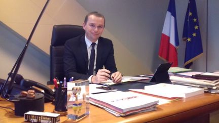 Olivier Dussopt à son bureau à Bercy. (FLORENCE GOTSCHAUX / RADIO FRANCE)