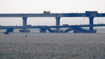 La circulation reprend sur le pont de Crimée, le 9 octobre 2022, au lendemain de l'explosion qui l'a endommagé. (AFP)