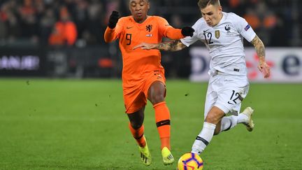 Lucas Digne face à Steven Bergwijn (EMMANUEL DUNAND / AFP)