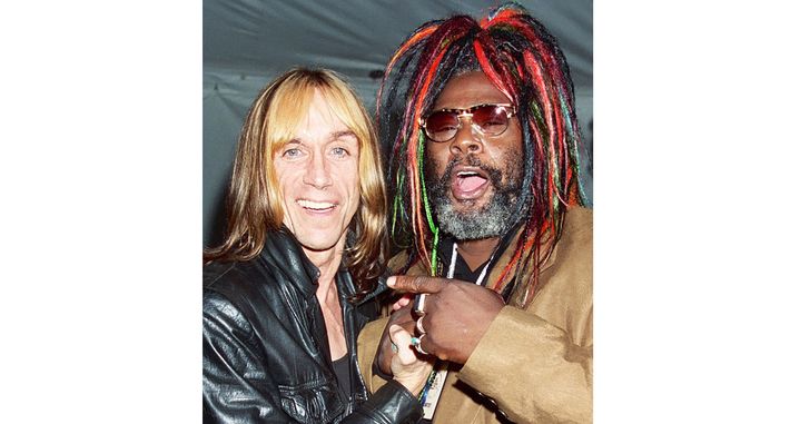 Connus tous deux pour leur folie scénique, Iggy Pop et George Clinton se connaissent depuis le début des années 70 car ils évoluaient dans le même circuit rock. Ici en 1995 à l'ouverture du Musée du Rock and Roll Hall of Fame à Cleveland (Ohio, Etats-Unis). (JEFF KRAVITZ / FILMMAGIC, INC / GETTY IMAGES)