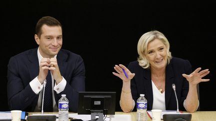 Marine Le Pen (droite) et  Jordan Bardella (gauche) lors séminaire parlementaire du parti RN à l'Assemblée nationale, à Paris le 15 septembre 2024. (LUDOVIC MARIN / AFP)